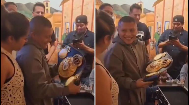 Isaac ´Pitbull´ Cruz, recibe cinturón de campeón de la AMB y lo disfruta con su familia