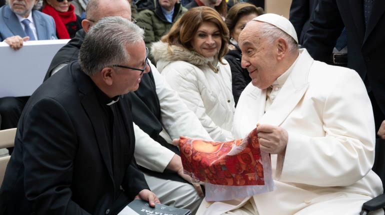 Líder de jesuitas en México entrega copia del "Compromiso por la Paz" firmada por presidenciables al Papa