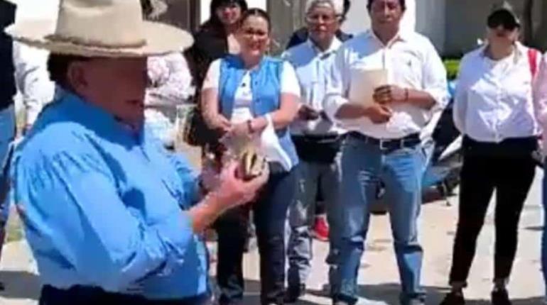 En Puebla, exalcalde entrega fajo de billetes a candidato de Panal y afirma en pleno mitin que él lo puso