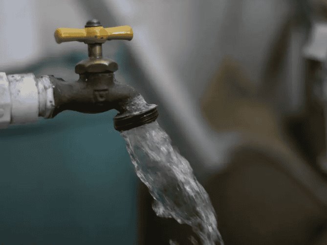 Reportan ciudadanos olor a gasolina en el agua de al menos 300 viviendas en CDMX