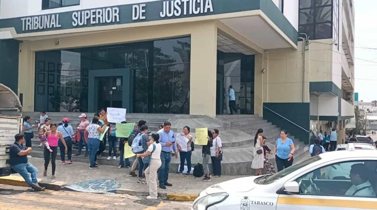 Familiares y amigos de mujer acusada de pederastia protestan frente al TSJ