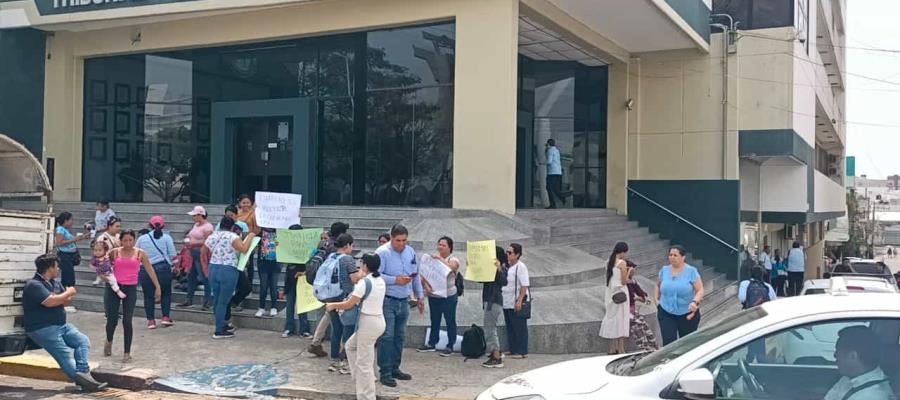 Familiares y amigos de mujer acusada de pederastia protestan frente al TSJ