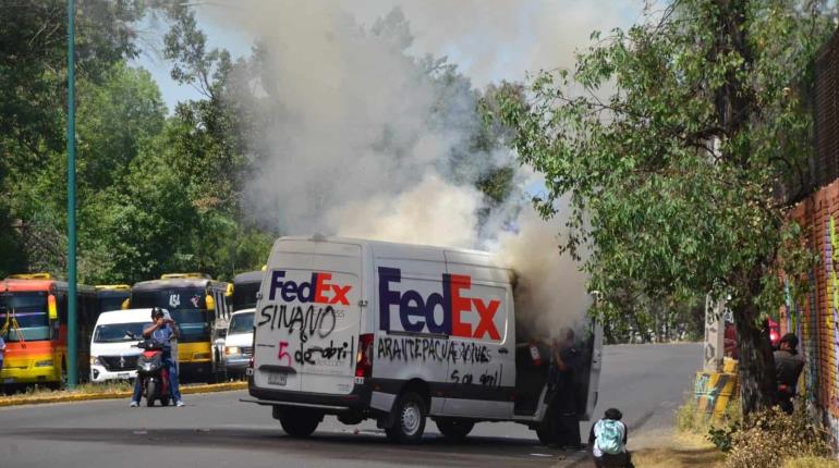 Indígenas queman vehículos y vandalizan edificios gubernamentales de Morelia