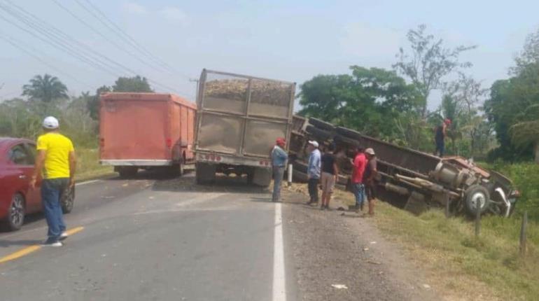 Vuelca tractocamión en la Coatzacoalcos-Cárdenas; chófer sale lesionado