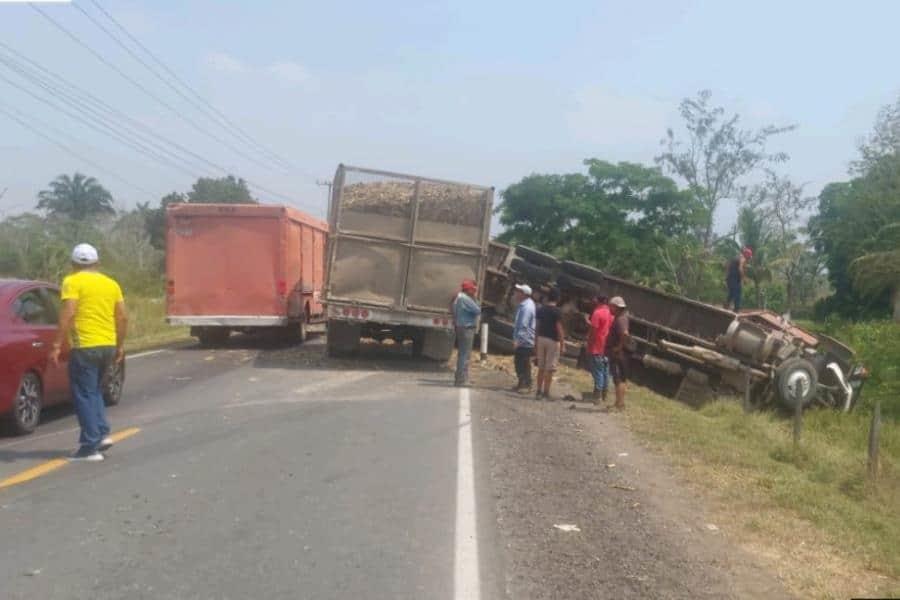 Vuelca tractocamión en la Coatzacoalcos-Cárdenas; chófer sale lesionado