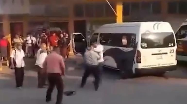 Choferes de combi protagonizan pelea en Central de Cunduacán 