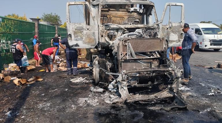 ¡No les importó que el tráiler se quemara! Lo rapiñan en la Villahermosa - Cárdenas