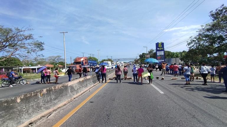 Por 5 horas bloquean la Villahermosa - Frontera por falta de luz en primaria