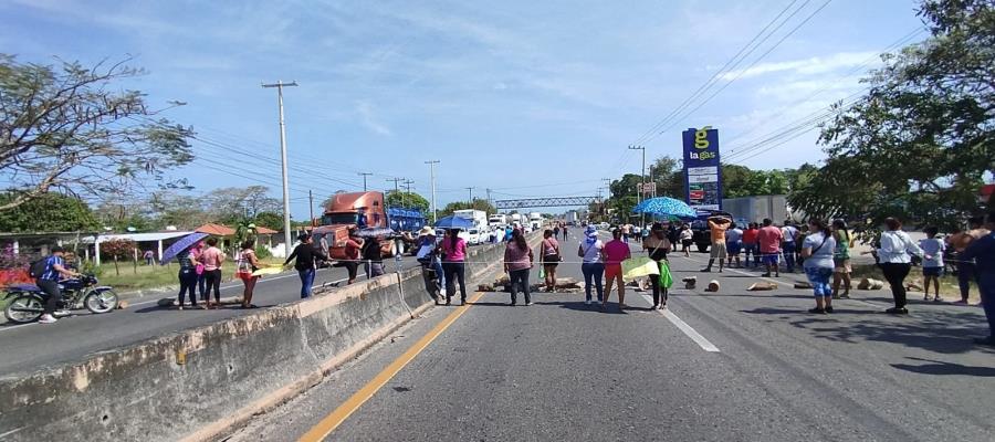 Por 5 horas bloquean la Villahermosa - Frontera por falta de luz en primaria