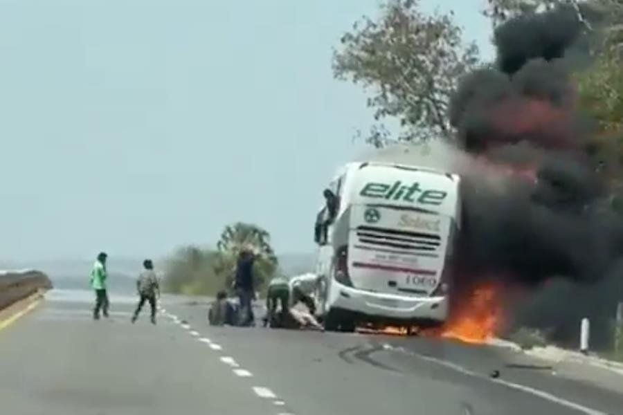 Un saldo de tres muertos y cinco heridos dejó el incendio de un autobús de pasajeros en Sinaloa