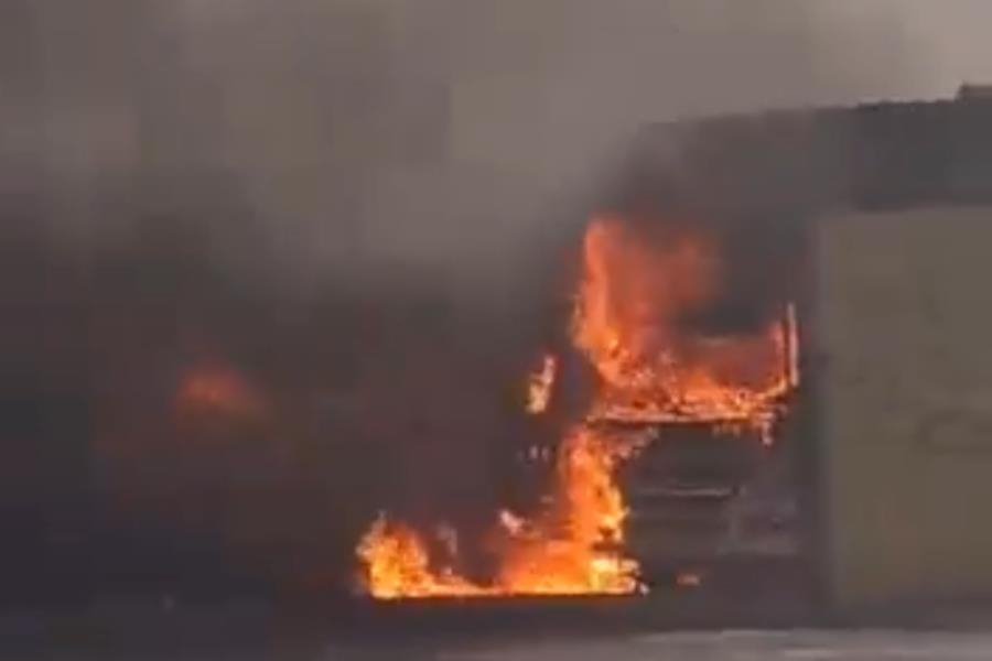 Hombres armados incendian 2 camionetas del transporte público en Chilpancingo