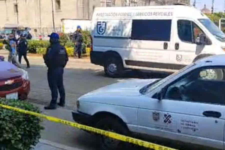 Localizan cadáver de hombre en jardineras del Zócalo de la CDMX