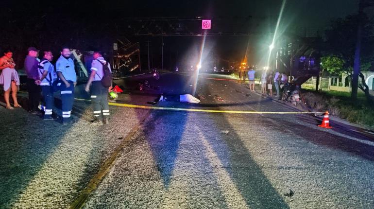 Muere motociclista tras impactarse contra tráiler en la Cárdenas-Huimanguillo