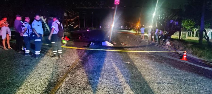 Muere motociclista tras impactarse contra tráiler en la Cárdenas-Huimanguillo