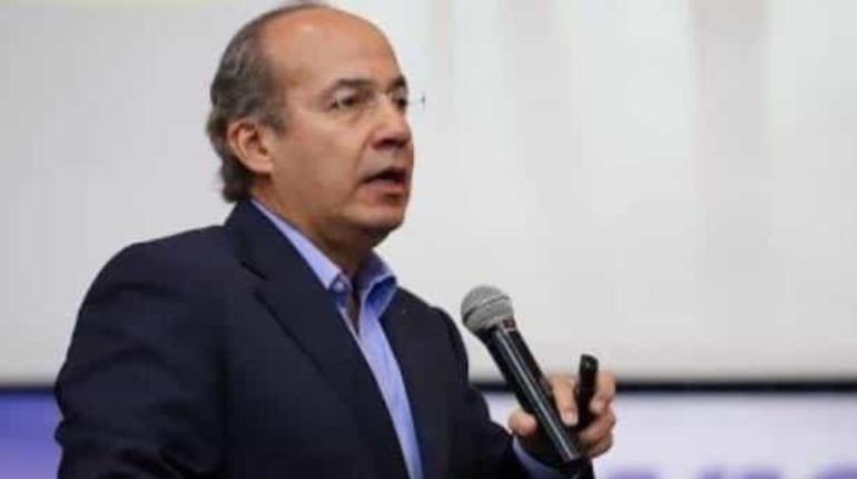 Calderón califica como "atropello" baja de casi 40 mil registros de votantes mexicanos en el extranjero