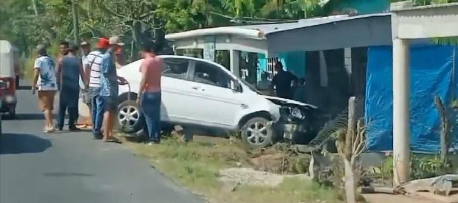 Automovilista pierde el control y se mete a casa en Paraíso