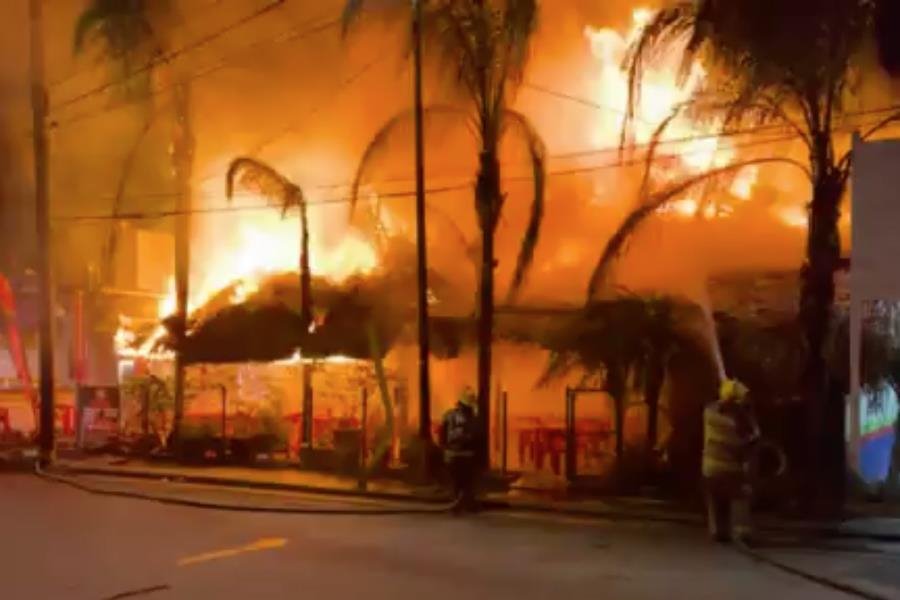 Aficionados de Rayados lanzan petardo e incendian marisquería tras empate en Clásico Regio