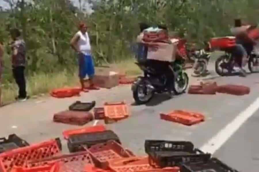 Rapiñan camión descompuesto de Bimbo en la Cárdenas-Coatzacoalcos