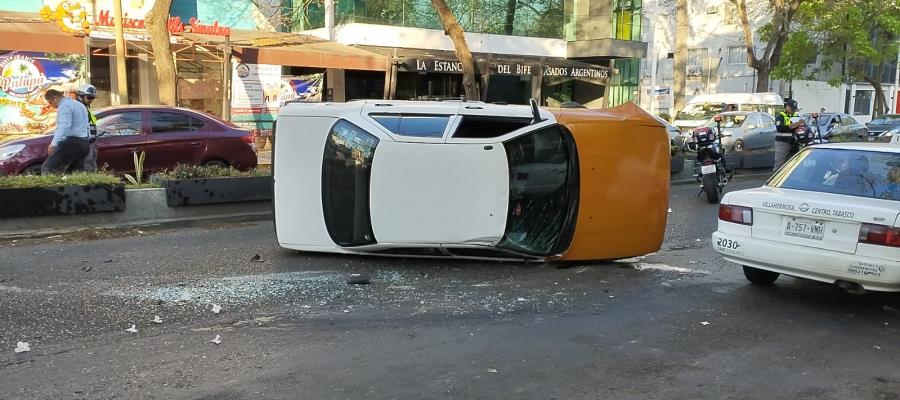 Vuelca carro sobre Paseo Tabasco en aparatoso accidente