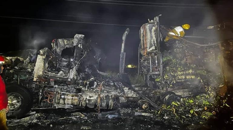 Se incendia tráiler cargado de plátano en la Teapa- Villahermosa