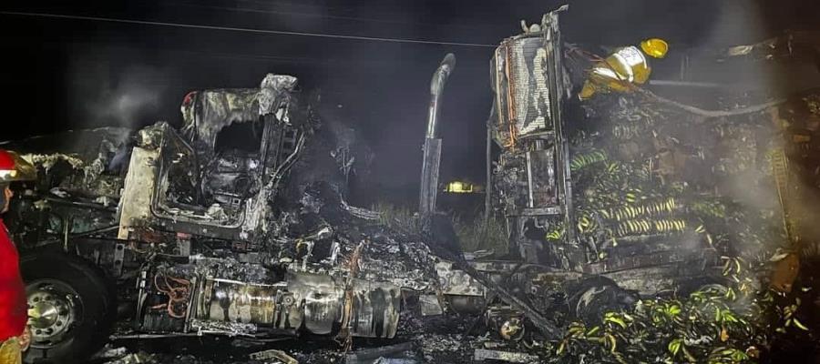 Se incendia tráiler cargado de plátano en la Teapa- Villahermosa