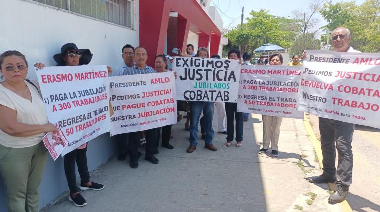 Protestan extrabajadores del Cobatab, exigen restituciones y pago de jubilaciones