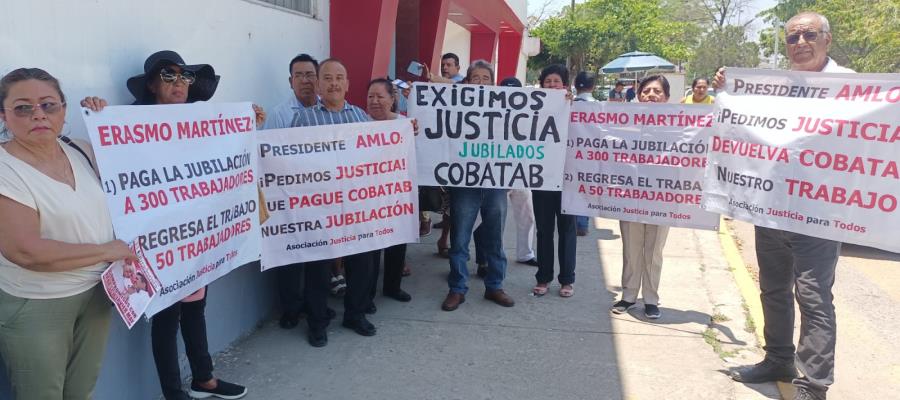 Protestan extrabajadores del Cobatab, exigen restituciones y pago de jubilaciones