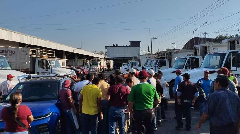 Con paro de brazos caídos, trabajadores de limpia de Centro piden renovar seguros de vida