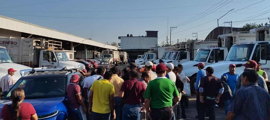 Con paro de brazos caídos, trabajadores de limpia de Centro piden renovar seguros de vida