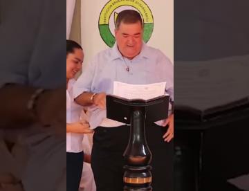 En pleno discurso se le caen pantalones al alcalde de Sabanalarga, Colombia