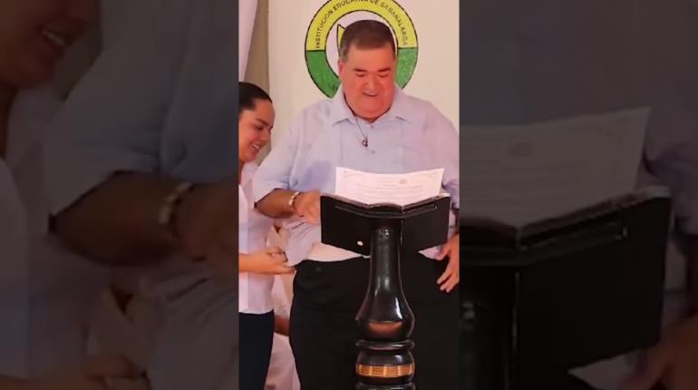 En pleno discurso se le caen pantalones al alcalde de Sabanalarga, Colombia