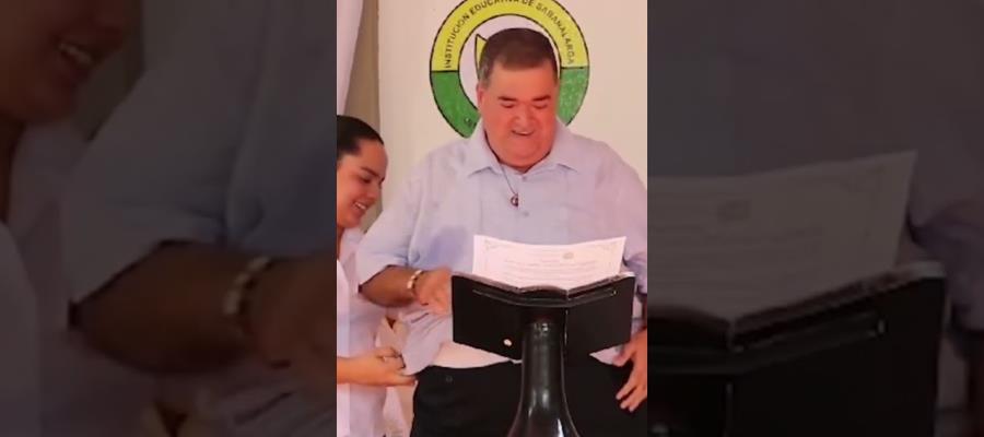 En pleno discurso se le caen pantalones al alcalde de Sabanalarga, Colombia