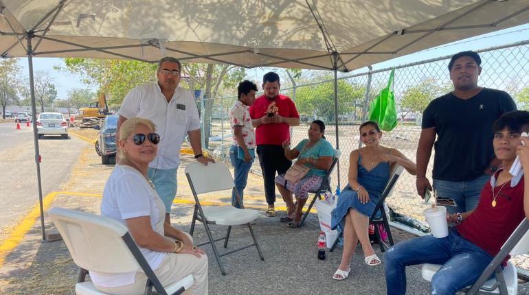 Porras y familias acampan afuera del Parque de feria a 3 días de la Imposición