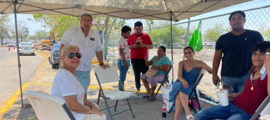 Porras y familias acampan afuera del Parque de feria a 3 días de la Imposición