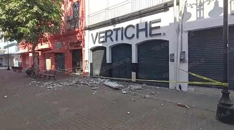 Cae moldura de fachada de comercio en la Zona Luz