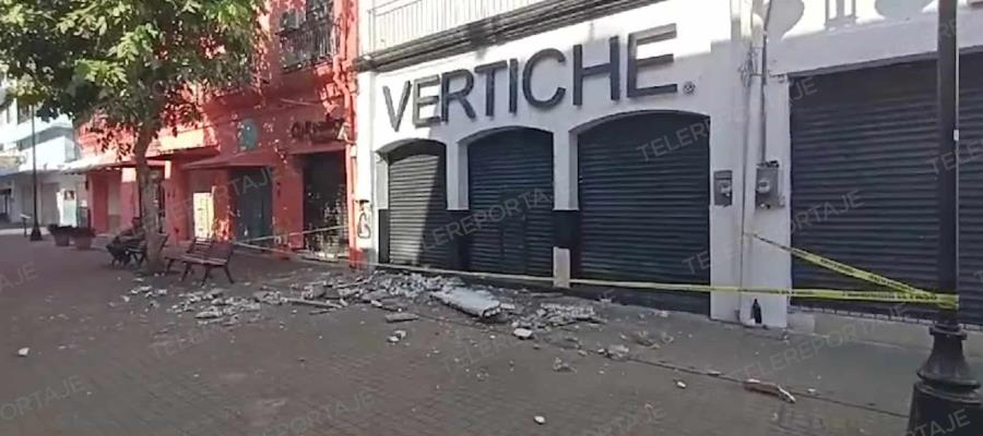 Cae moldura de fachada de comercio en la Zona Luz