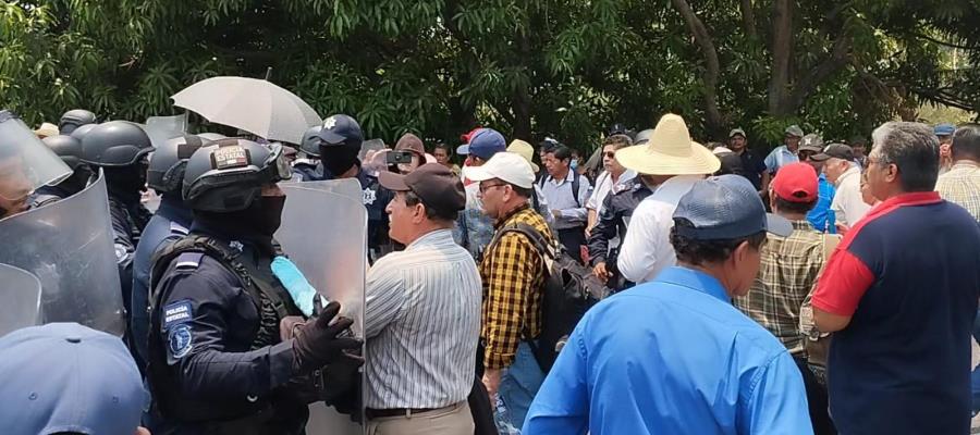 Desalojan con antimotines nueva protesta de extrabajadores de Pemex en puente Los Monos