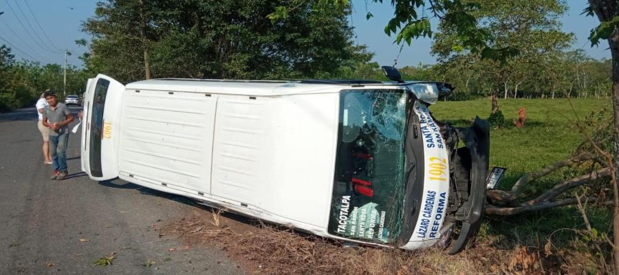 Un herido deja volcadura de unidad del transporte público en carretera de Tacotalpa