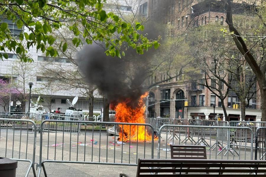 Se prende fuego frente al tribunal de Nueva York donde se llevaba a cabo juicio de Trump