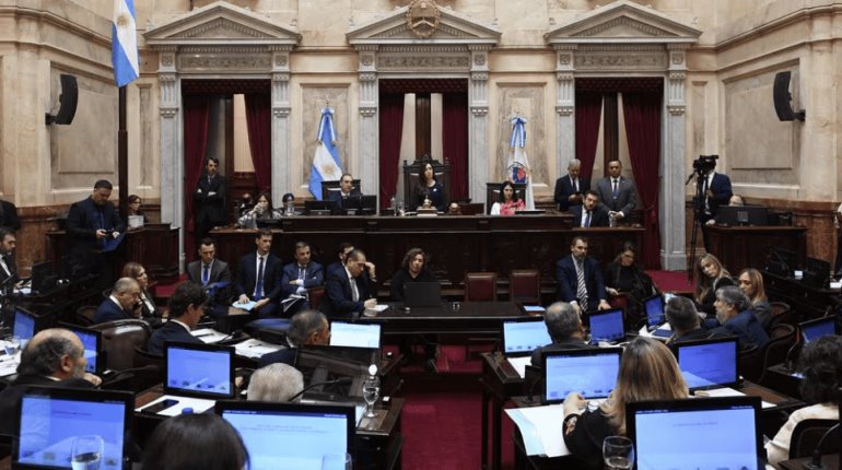 Senadores argentinos aprueban aumentarse el sueldo pese a crisis económica que atraviesa el país