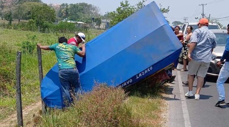 Vuelca pochimóvil con todo y pasajero en Tecolutilla 