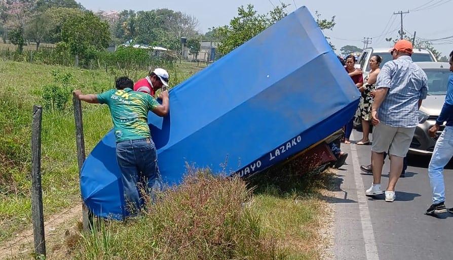 Vuelca pochimóvil con todo y pasajero en Tecolutilla 