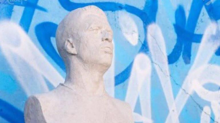 Develan busto de Luis Suárez en Estadio del Nacional de Uruguay 