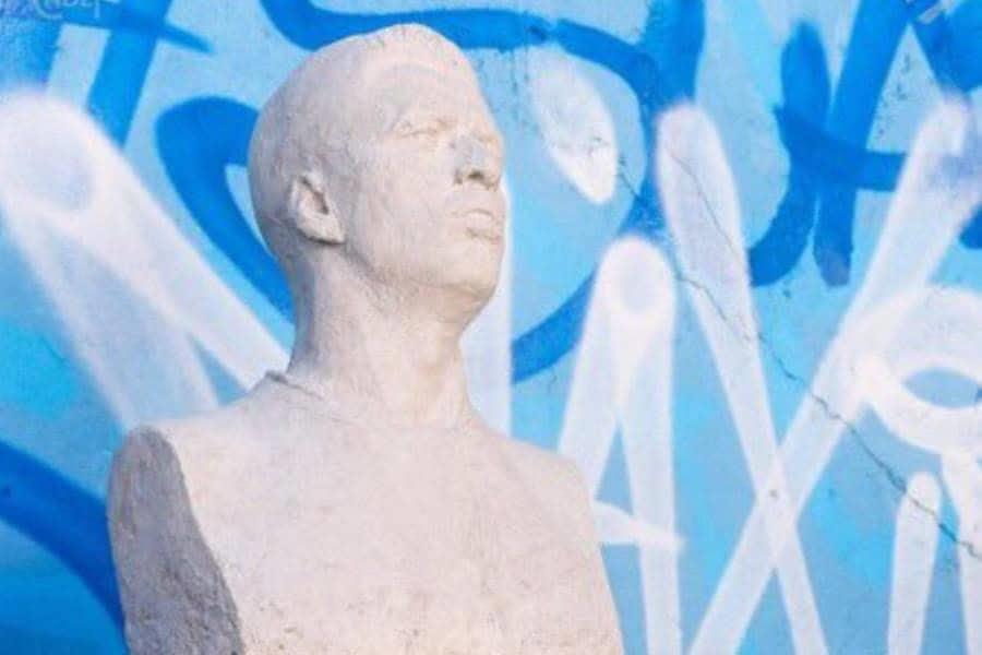 Develan busto de Luis Suárez en Estadio del Nacional de Uruguay 