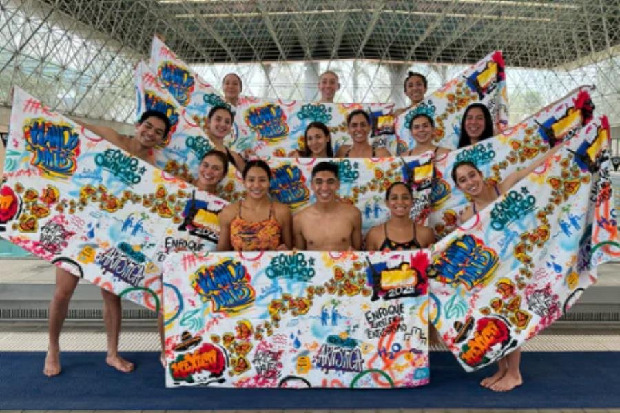 Equipo mexicano de natación artística vende toallas para reunir recursos para París 