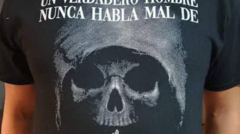 Critican a Morena por playera de la Santa Muerte y leyenda de AMLO