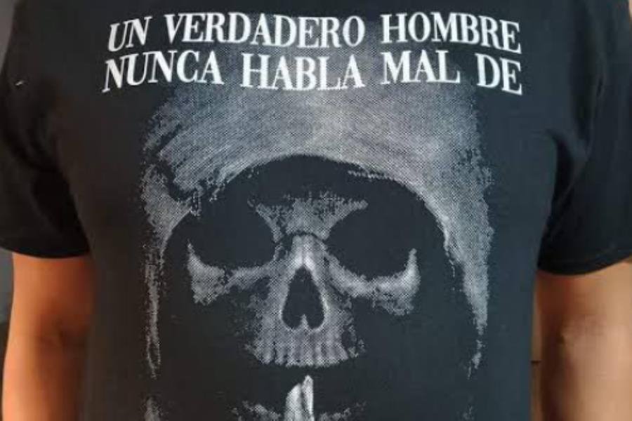 Critican a Morena por playera de la Santa Muerte y leyenda de AMLO