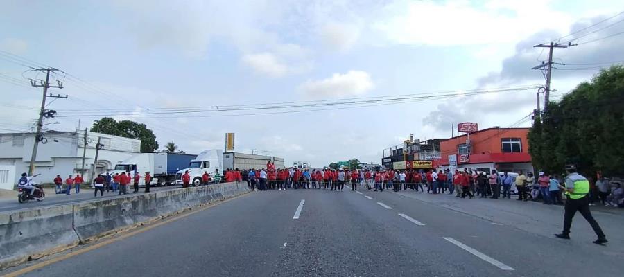 Bloquean ´pochis´ la Villahermosa-Frontera para pedir bacheo 