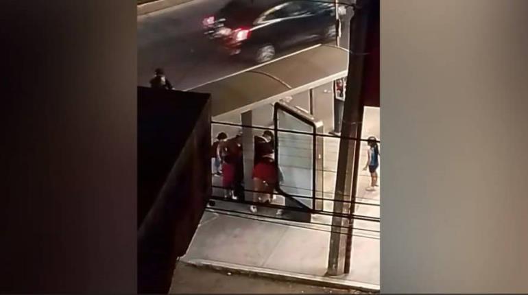 Frente a niños, mujeres pelean en Paseo Usumacinta, tras el desfile de carros alegóricos