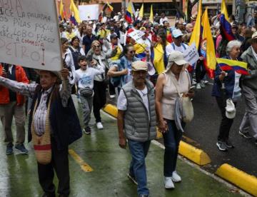 Marchan en Colombia en contra del gobierno de Gustavo Petro